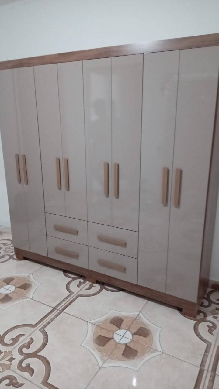 Guarda-roupa branco com portas de abrir e gavetas