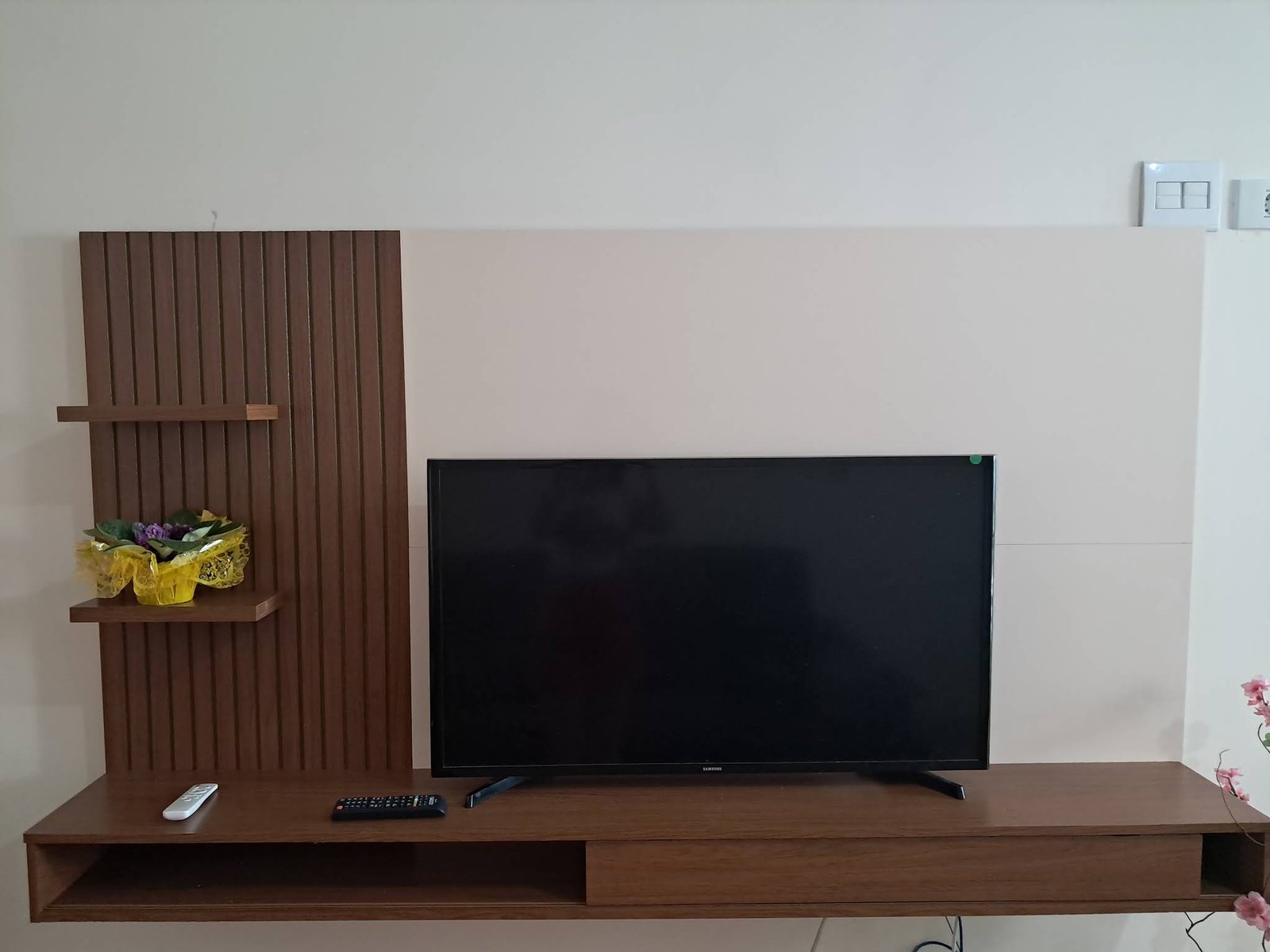 Rack suspenso com painel de TV branco e ripado de madeira